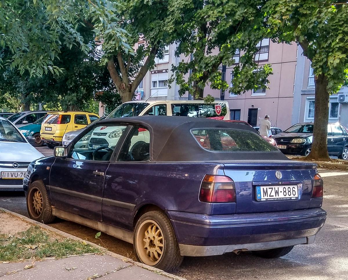 VW Golf III Cabriolet in Violet. Aufnahme: Augurst, 2019 in Pécs - Ungarn.
