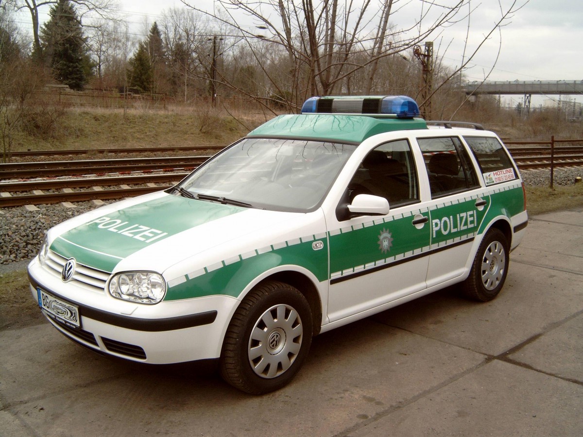 VW Golf V Kombi im Dienst des BGS am 13.03.2004 in Leipzig.