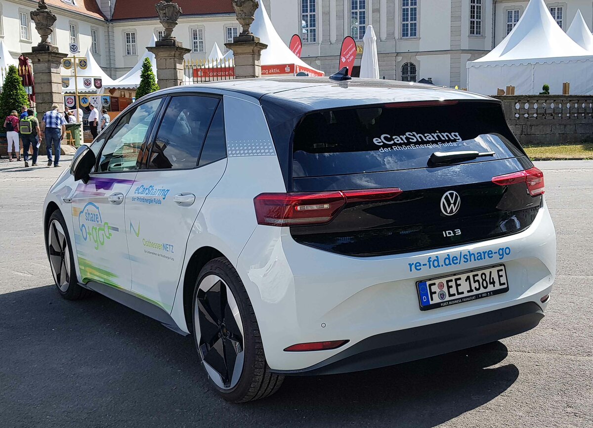 =VW ID.3 als Werbeträger für eCarSharing von RHÖNENERGIE FULDA, gesehen beim Bürgerfest  200 Jahre Landkreis Fulda  auf dem Gelände von Schloß Fasanerie im Juni 2022