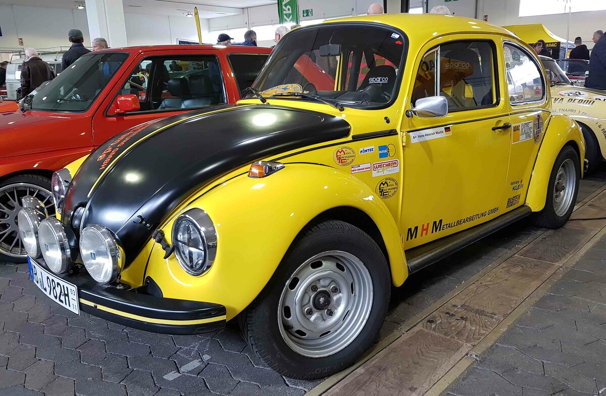 =VW Käfer 1303 steht in der Ausstellungshalle der Technorama 2023 in Kassel