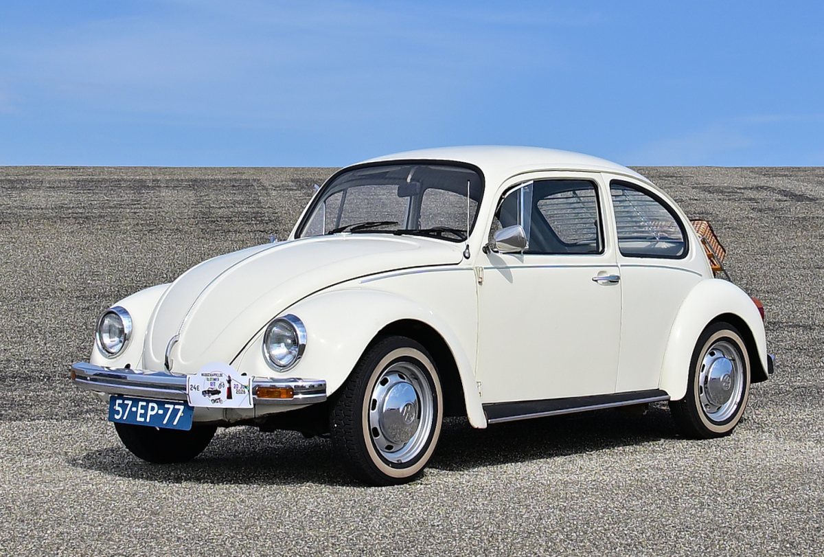 VW K�fer, auf dem Damm in  Westkapelle, Walcheren, Zeeland, NL, im Urlaub gesehen. 24. Wasschappelse Oldtimerrit am Samstag, den 20. Juni 2026