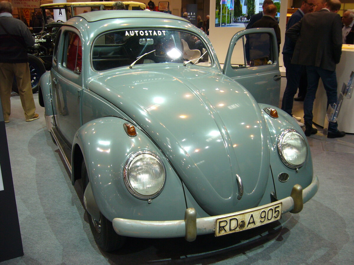 VW Käfer aus dem Jahr 1956 im unrestaurierten Originalzustand. VW Typ 1, die meisten nennen ihn  Käfer , mit einer Erstzulassung aus dem Jahr 1956. Der im Heck verbaute, gebläsegekühlte, Vierzylinderboxermotor hat einen Hubraum von 1192 cm³ und leistet 30 PS. Die Höchstgeschwindigkeit des 1956´er Typ 1 lag bei 110 km/h. Techno Classica Essen am 13.04.2023.