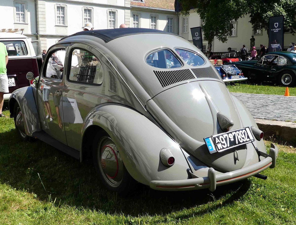 =VW Käfer, Bj. 1952, 1131 ccm, 24,5 PS, Lackierung: L 21, gesehen bei Blech & Barock im Juli 2018 auf dem Gelände von Schloß Fasanerie bei Eichenzell