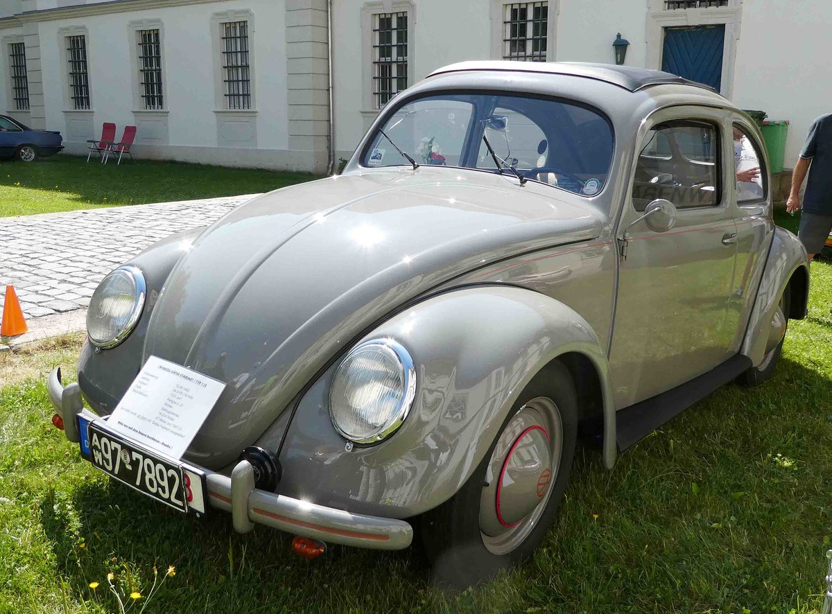 =VW Käfer, Bj. 1952, 1131 ccm, 24,5 PS, Lackierung: L 21, gesehen bei Blech & Barock im Juli 2018 auf dem Gelände von Schloß Fasanerie bei Eichenzell