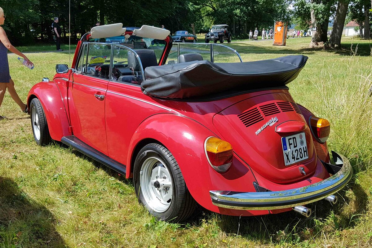 =VW Käfer Cabrio 1303 LS steht auf der Ausstellungsfläche für Oldtimerfahrzeuge beim Bürgerfest  200 Jahre Landkreis Fulda  auf dem Gelände von Schloß Fasanerie im Juni 2022.