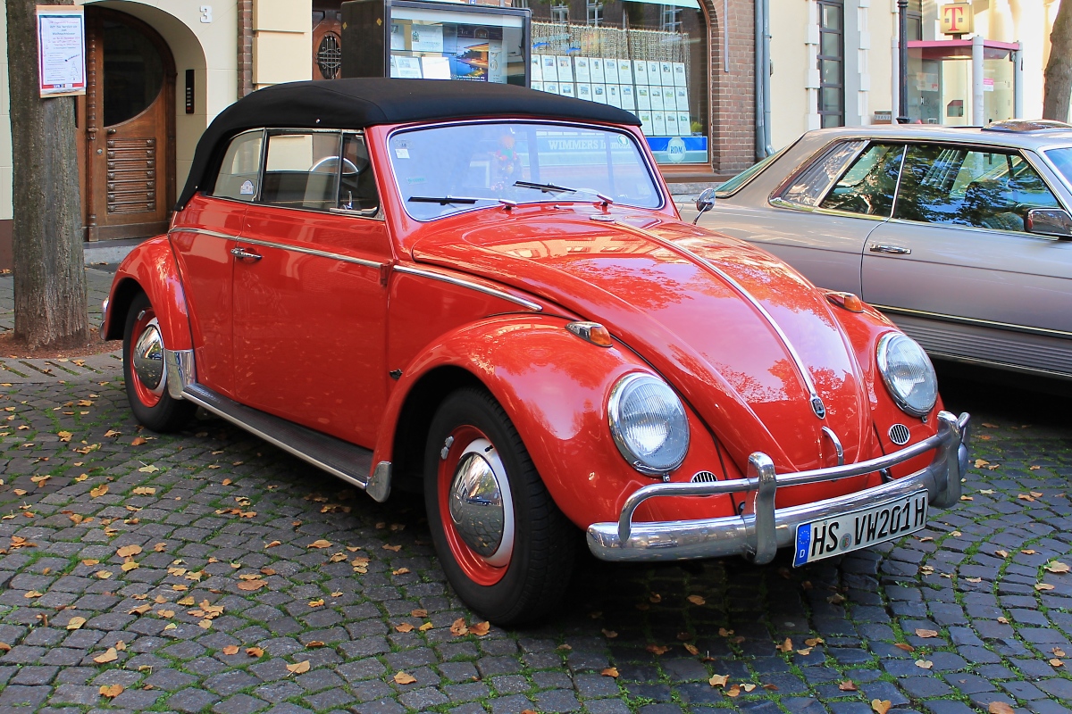 VW Käfer Cabrio auf dem Rathausplatz in St. Tönis, 12.10.14