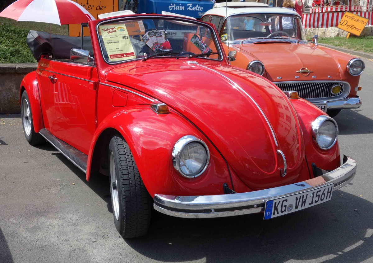 VW Käfer Cabrio, Bj. 1970, steht in Fladungen anl. der Oldtimerveranstaltung 2014