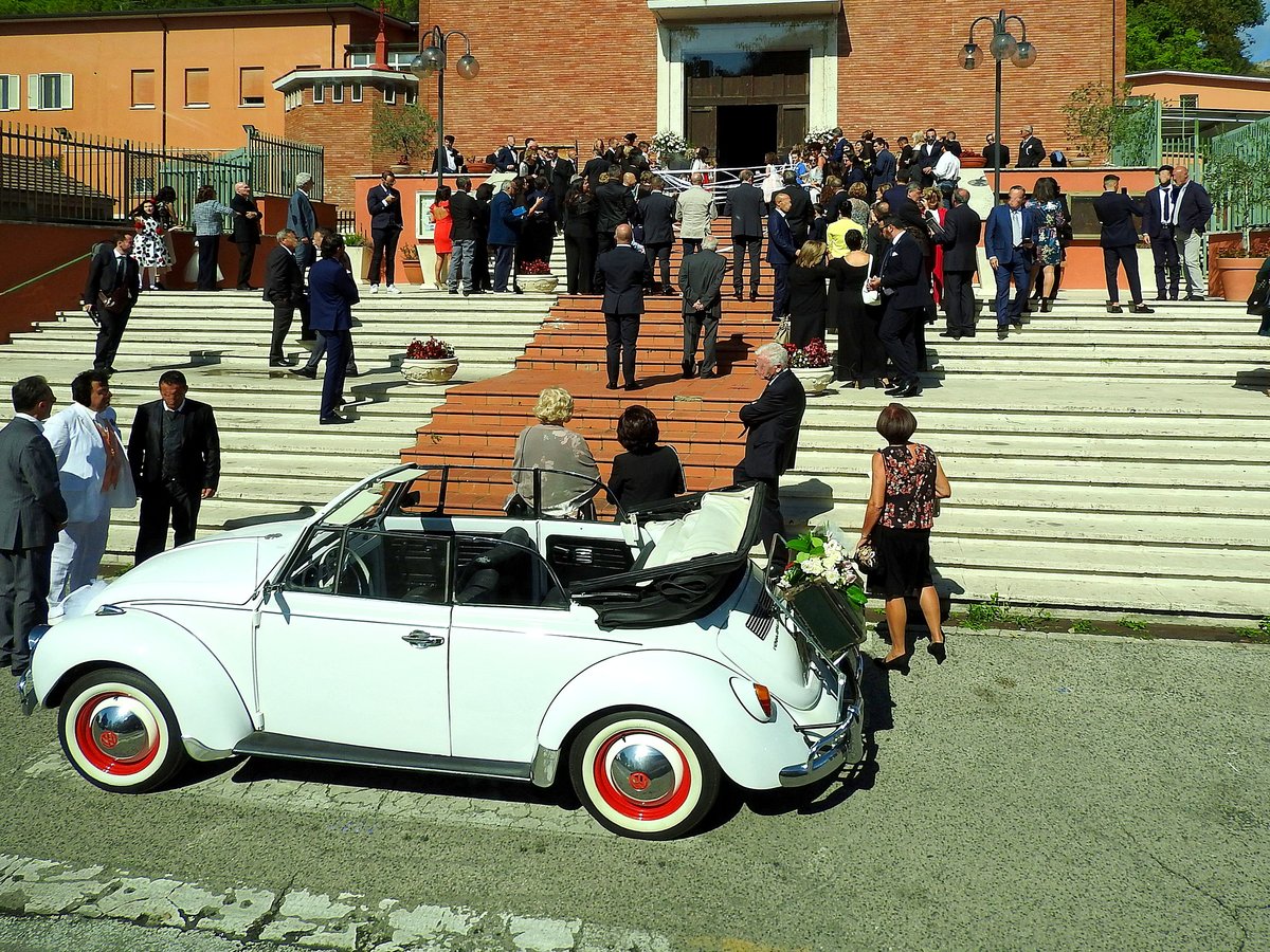 VW-Käfer-Cabrio, im Einsatz für eine ital. Hochzeit, vor der Kirche Parrocchia San-Pietro-Apostolo in Colosseo ; 191004