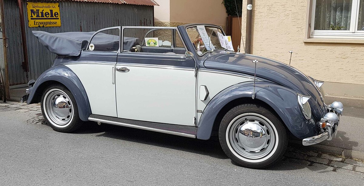 =VW Käfer Cabrio, gesehen bei den Fladungen Classics 2023 im Juli 23