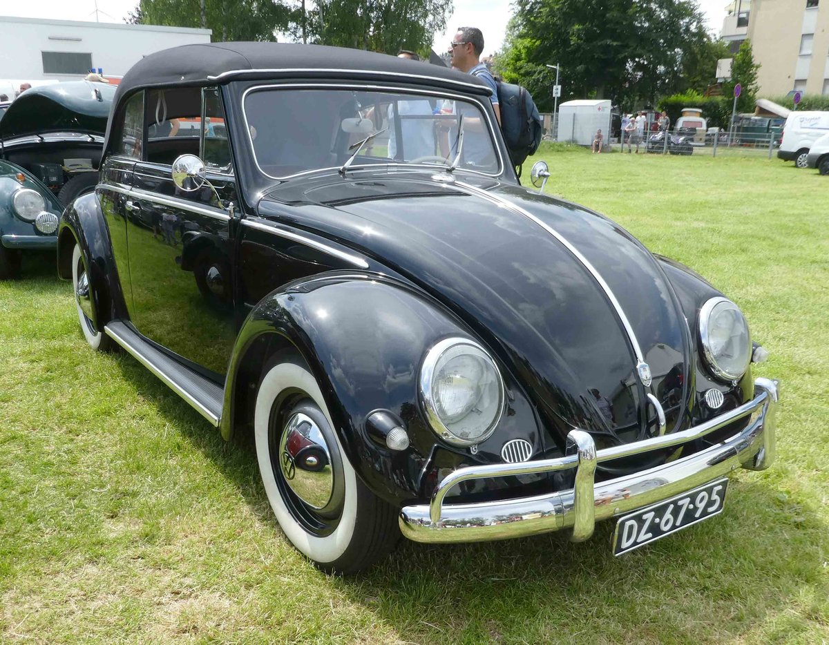 =VW Käfer Cabrio steht auf dem Ausstellungsgelände in Bad Camberg anl. LOTTERMANN-Bullitreffen im Juni 2019