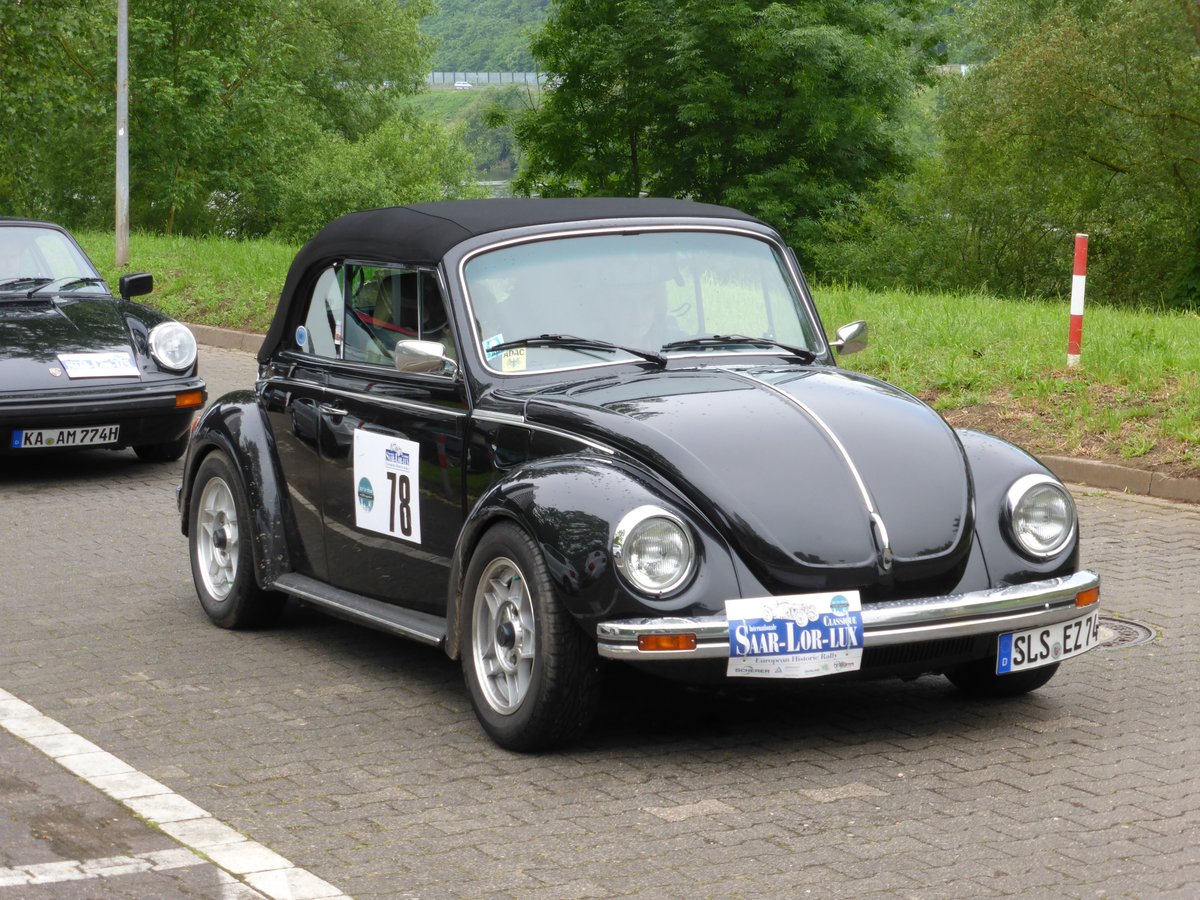 VW Käfer Cabriolet (Baujahr 1974) bei der Internationalen Saar-Lor-Lux Classique. Start zum zweiten Tag am 28.05.2016 in Trier.