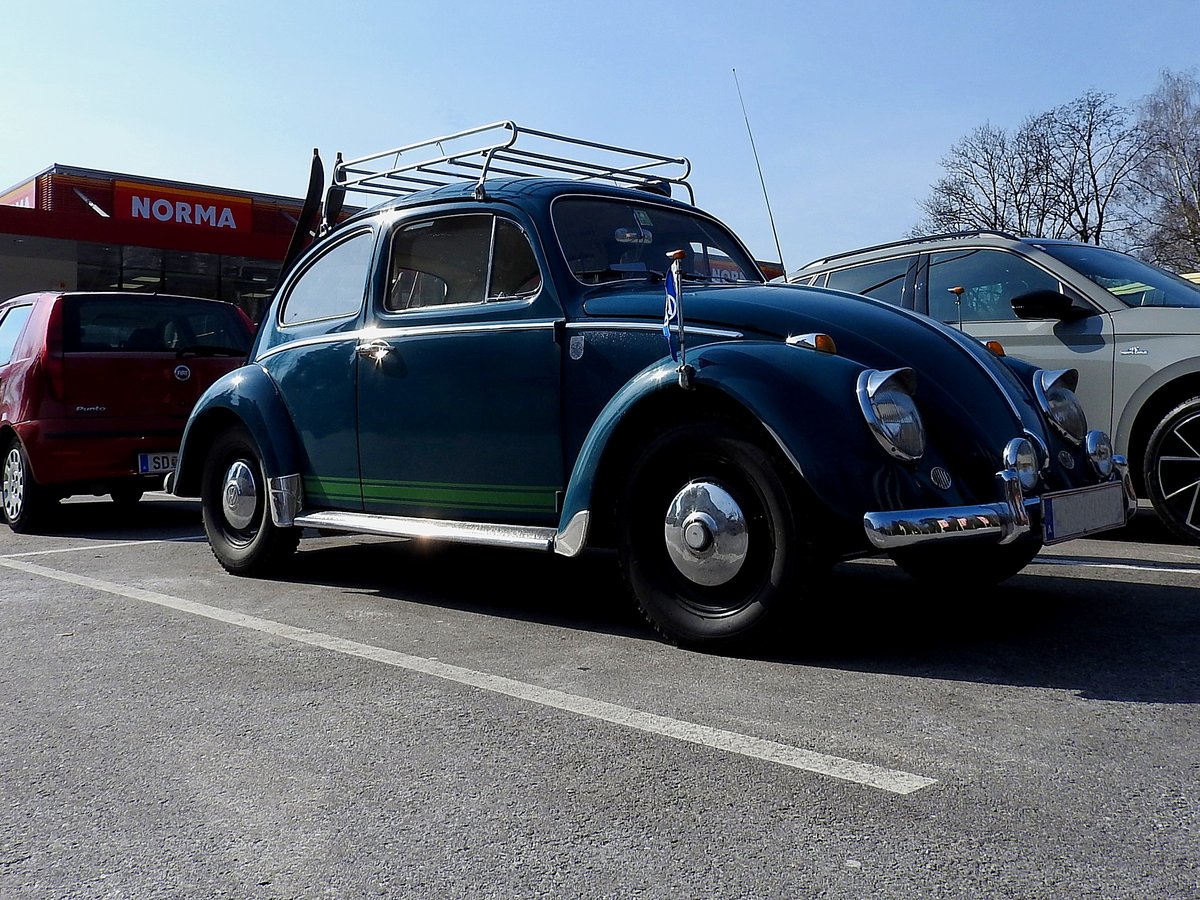 VW-Käfer, gesattelt mit ein Paar Skier, glänzt so richtig bei einer  Shoppingtour ; 210309