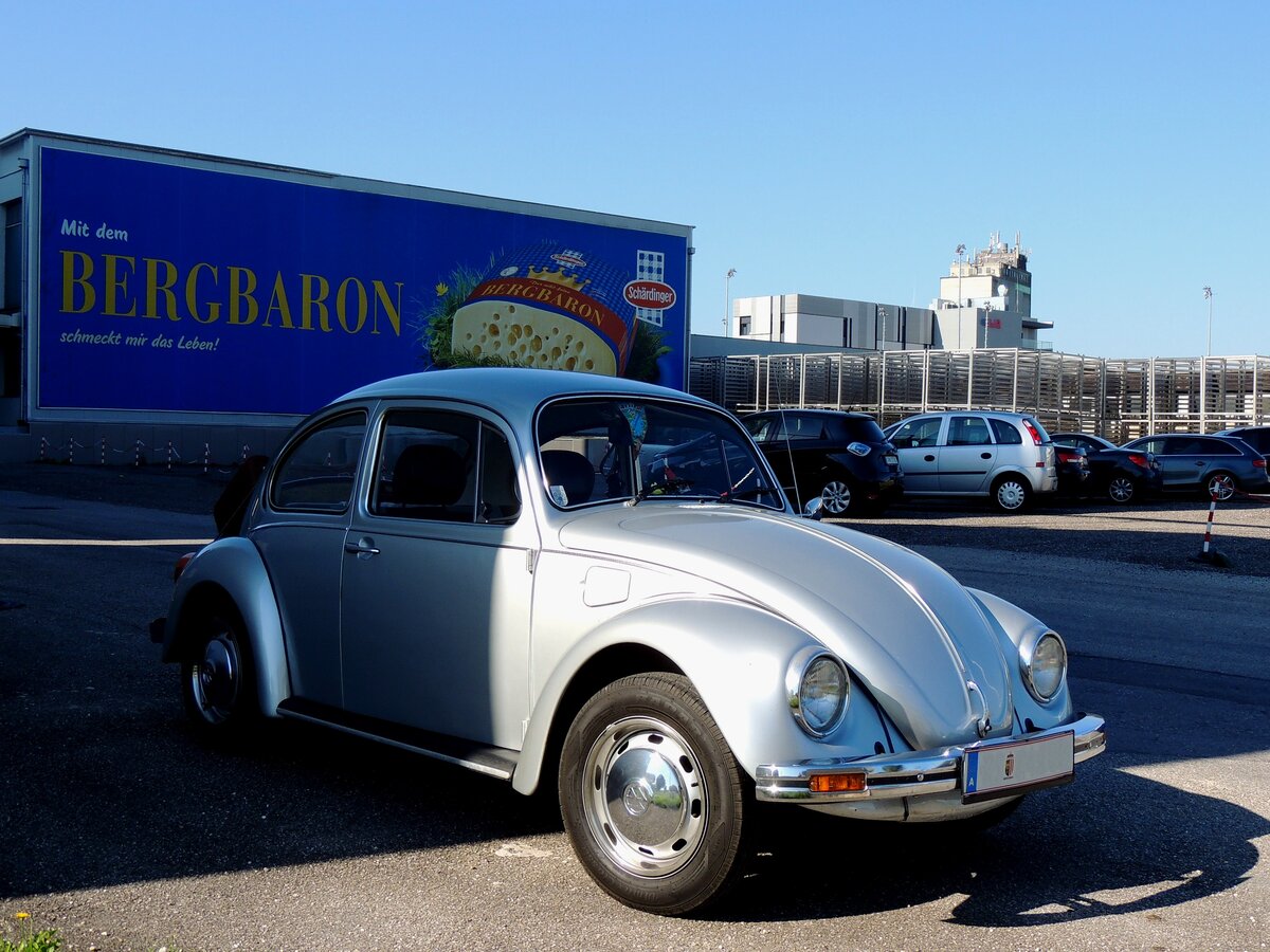 VW-Käfer mit Koffer auf der Heckklappe vor einem Milchverarbeitungsbetrieb; 250808
