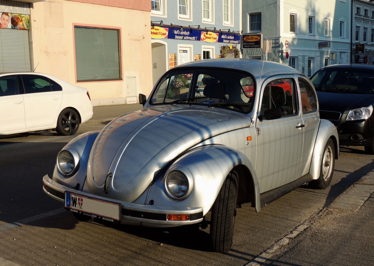 VW-Kfer mit Wiener Kennzeichen im Visier der morgendlichen Sonnenstrahlen; 130723