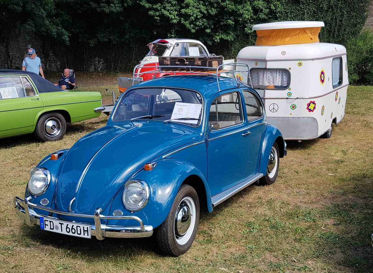 =VW Käfer mit Wohnanhänger steht auf der Ausstellungsfläche für Oldtimerfahrzeuge beim Bürgerfest  200 Jahre Landkreis Fulda  auf dem Gelände von Schloß Fasanerie im Juni 2022.
