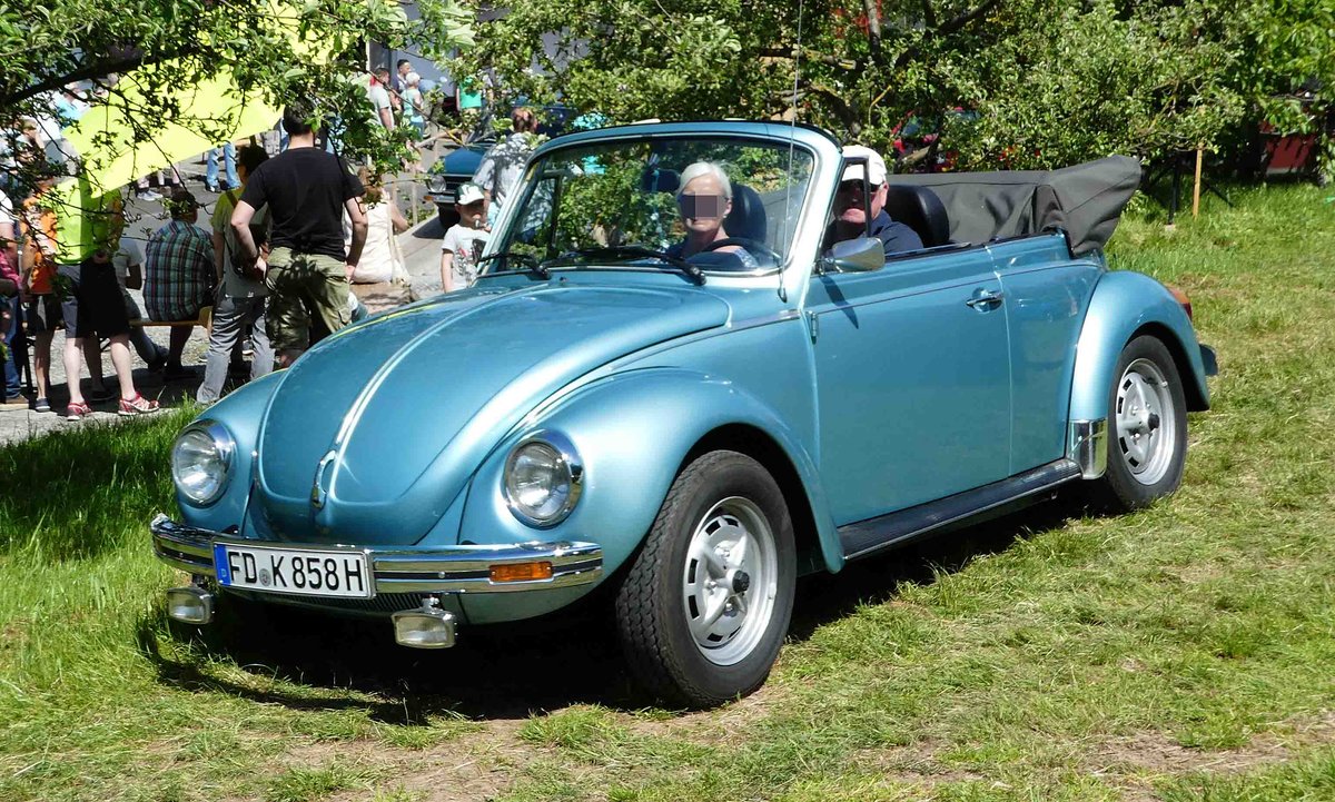 =VW Käfer rollt zu seinem Standplatz bei der Oldtimerausstellung in Thalau im Mai 2017