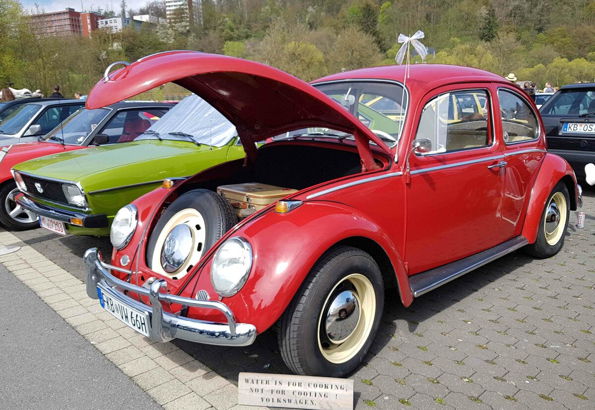 =VW Käfer steht bei der Oldtimerveranstaltung in Frankenberg/Eder im Mai 2023