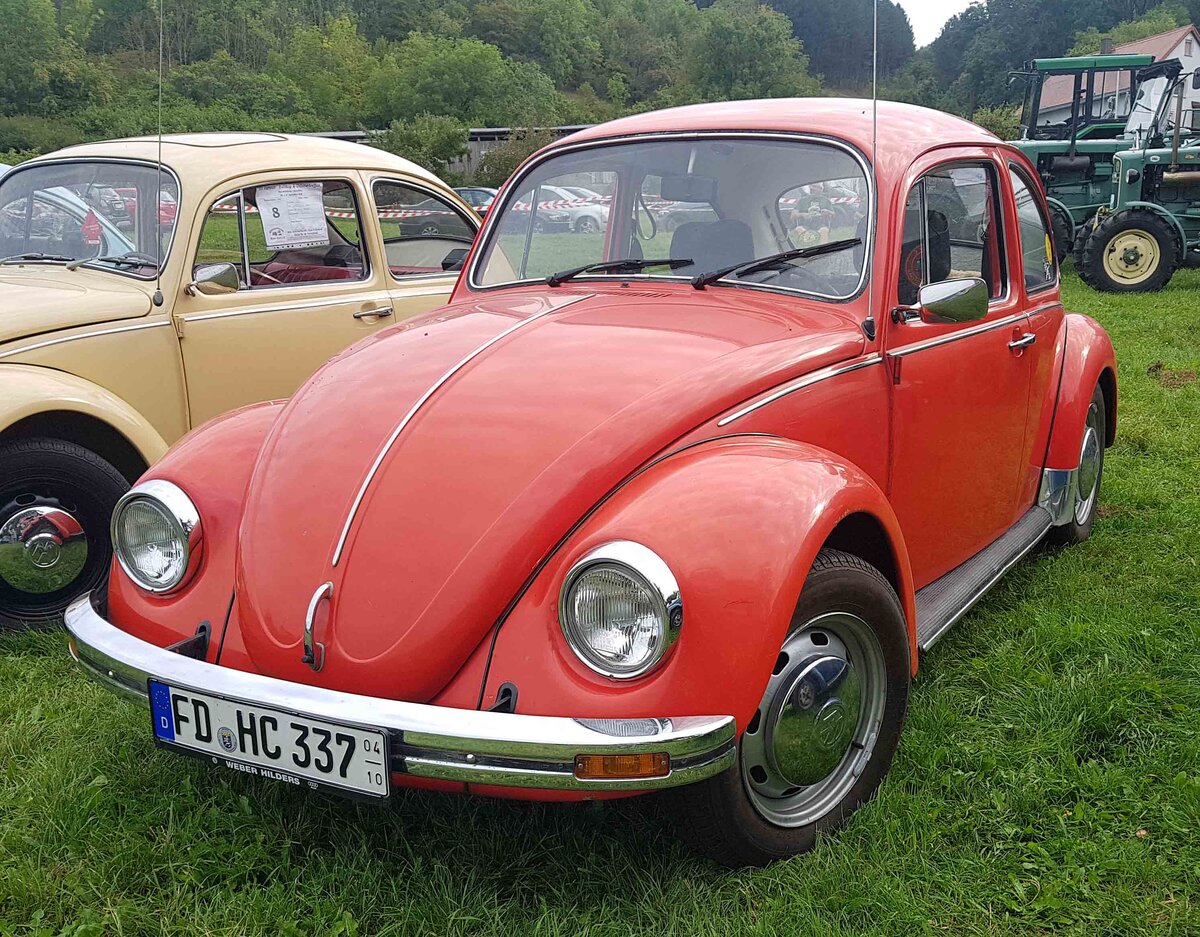 =VW Käfer steht bei der Oldtimerveranstaltung in Tann/Rhön, 09-2023