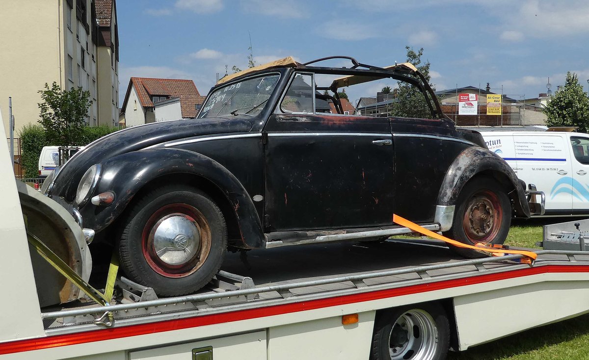 =VW Käfer steht verlastet auf einen VW LT, gesehen auf dem Ausstellungsgelände in Bad Camberg anl. LOTTERMANN-Bullitreffen im Juni 2019