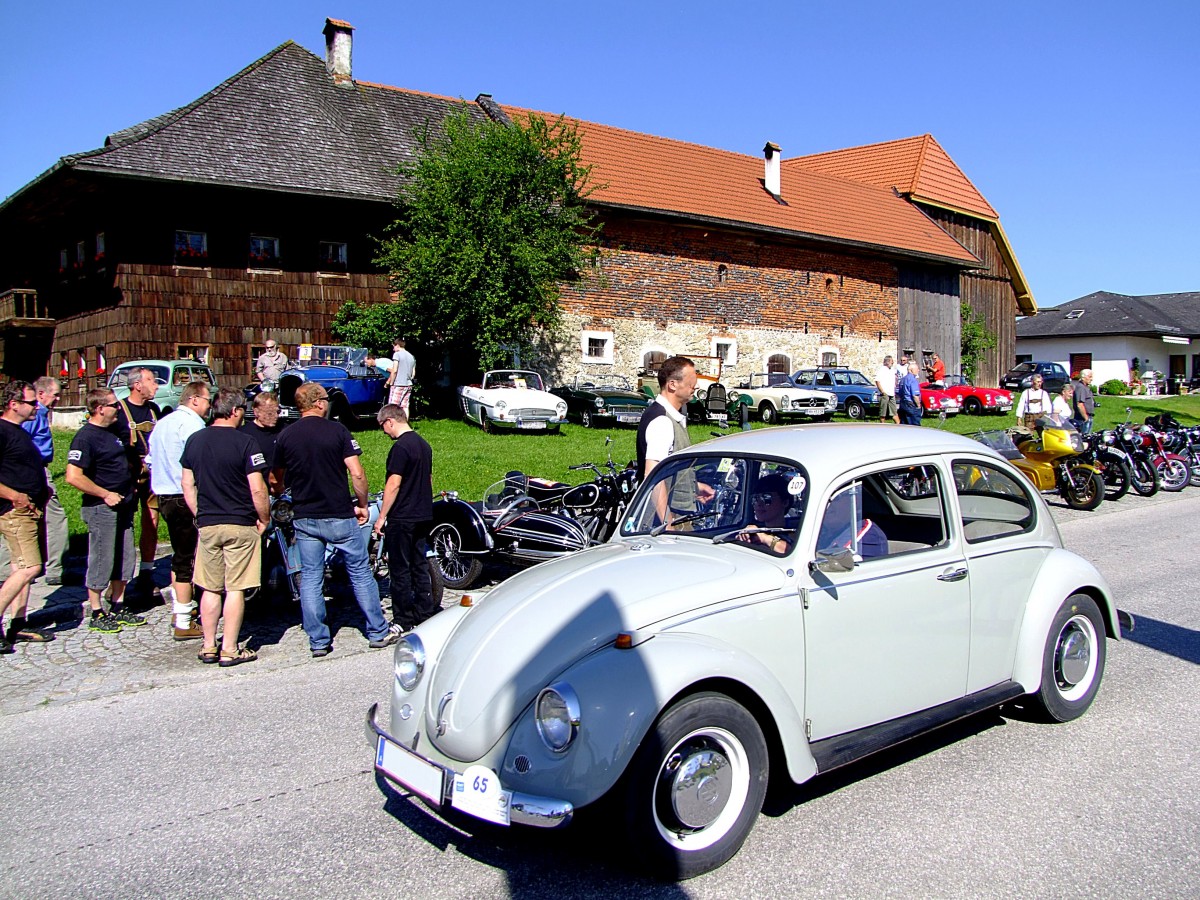 VW-Käfer trifft am Stehrerhof zur Oldtimeraustellung ein; 140706