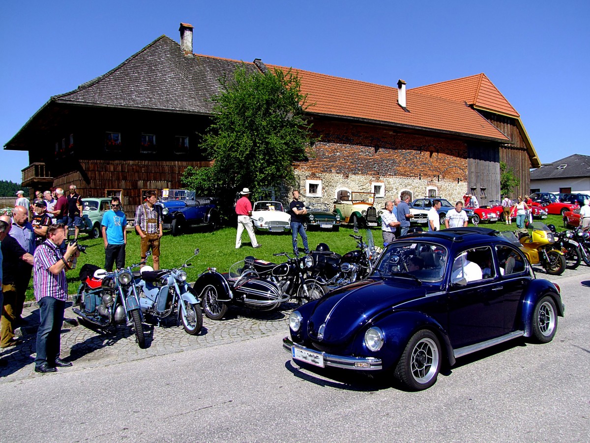 VW-Käfer, wird beim Eintreffen zur Oldtimerveranstaltung am Stehrerhof (Neukirchen/Vöckla) schon vom Fotografen erwartet; 140706