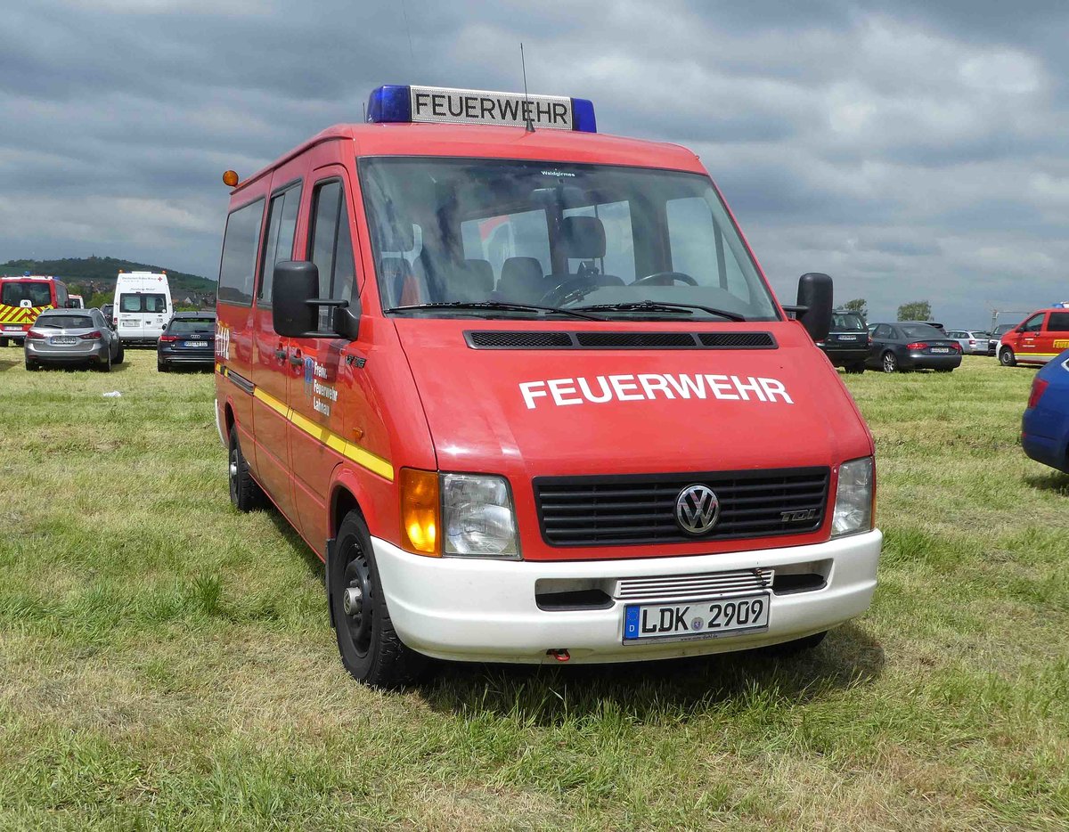 =VW LT TDI der Feuerwehr LAHNAU, steht auf dem Besucherparkplatz der Rettmobil 2019 in Fulda, 05-2019