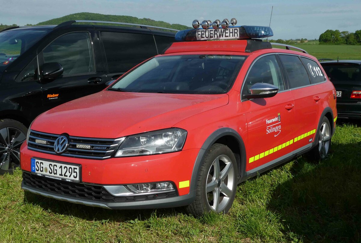 =VW Passat als Kommandowagen der Feuerwehr SOLINGEN, gesehen auf dem Parkplatz der RettMobil im Mai 2022