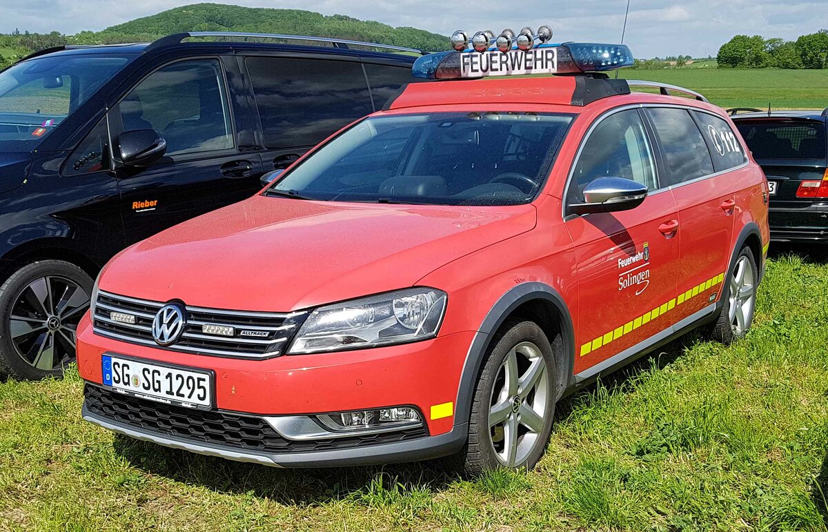 =VW Passat als Kommandowagen der Feuerwehr SOLINGEN, gesehen auf dem Parkplatz der RettMobil im Mai 2022