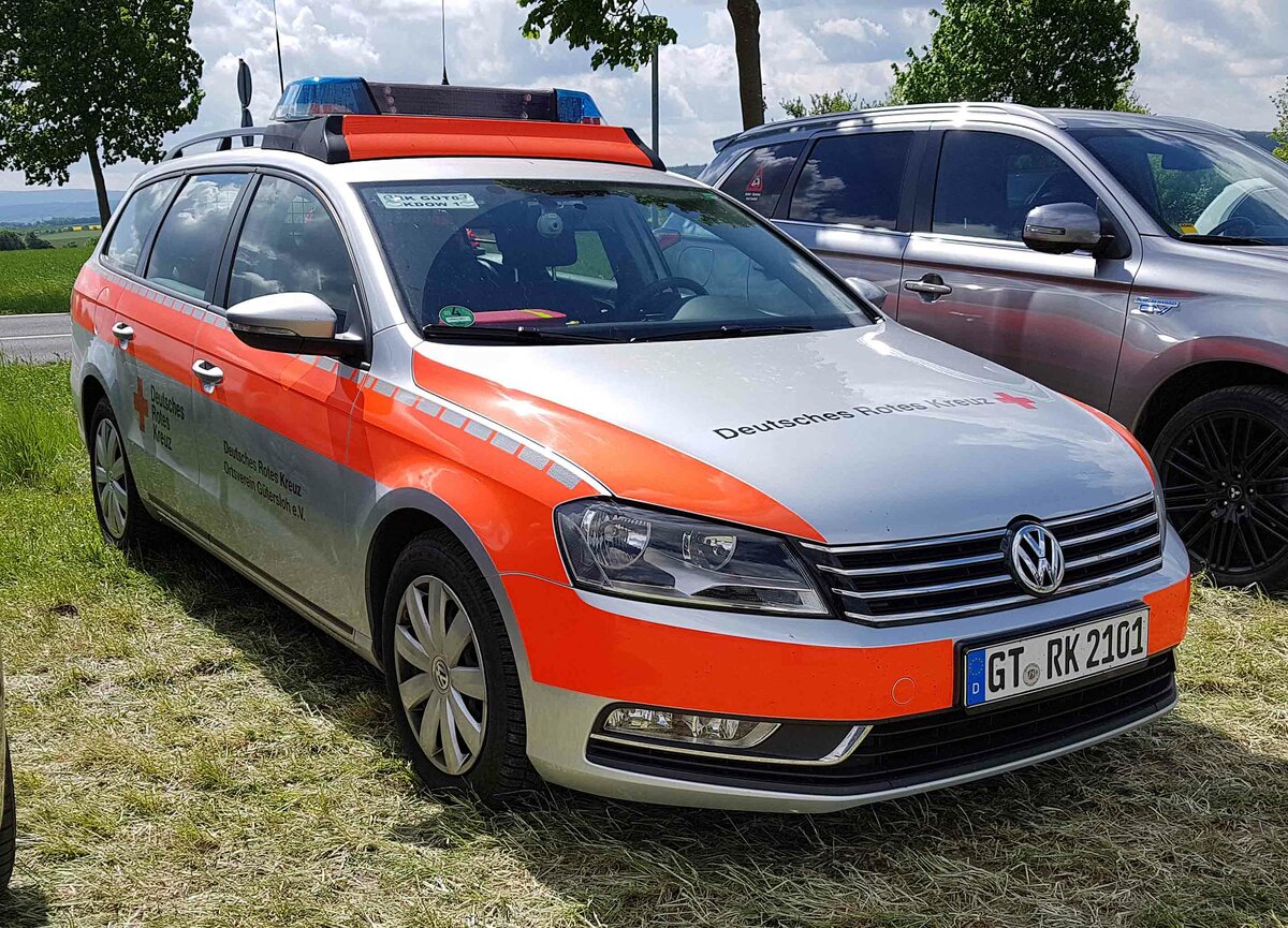 =VW Passat vom DRK GÜTERSLOH steht auf dem Parkplatzgelände der RettMobil 2022 in Fulda, 05-2022