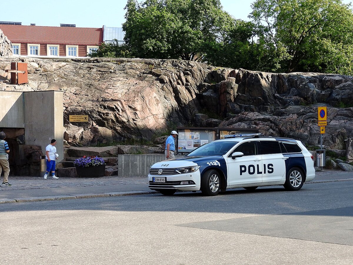 VW-PASSAT der finnischen POLIS, vor der Felsenkirche in Helsinki; 160727