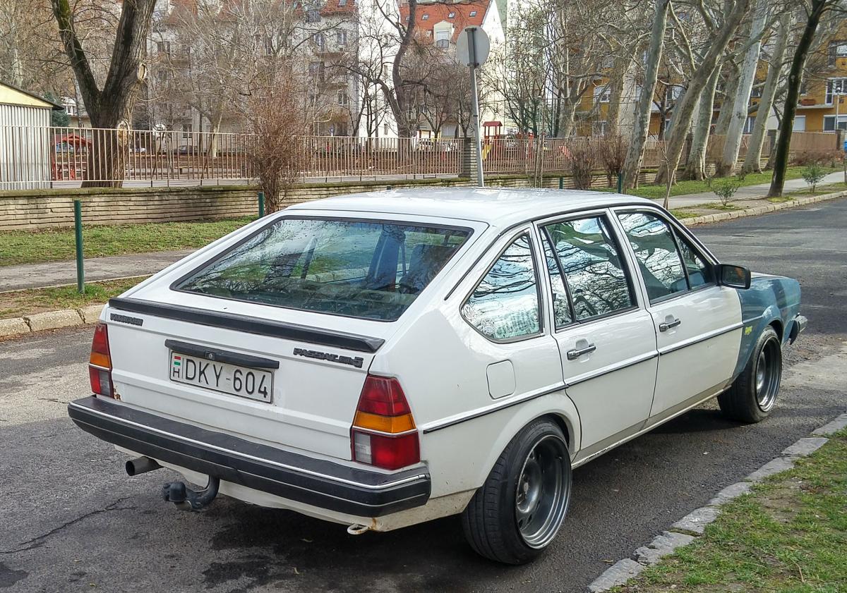 VW Passat Mk2 Fließheck getunt, gesehen in Pécs (Ungarn), März, 2020