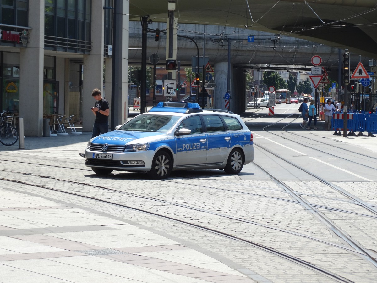 VW Passat der Polizei am 11.07.15 in Ludwigshafen 