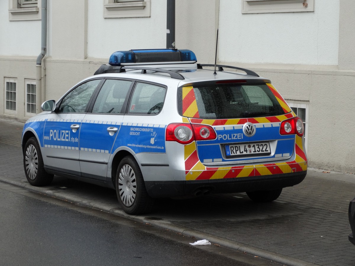 VW Passat der Polizei Ludwigshafen am 28.03.15 