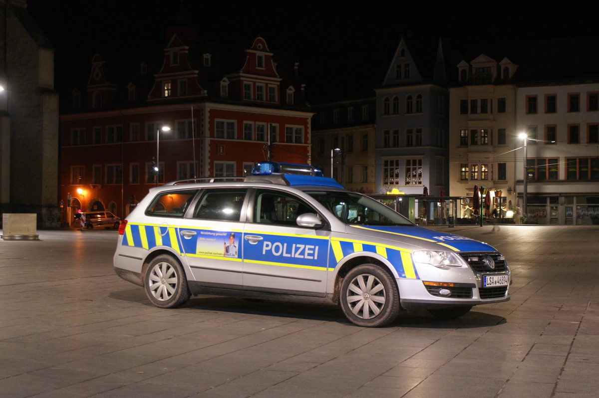 VW Passat Variant Funkstreifenwagen der Polizei Sachsen-Anhalt. Aufgenommen im März 2016 in Halle (Saale).