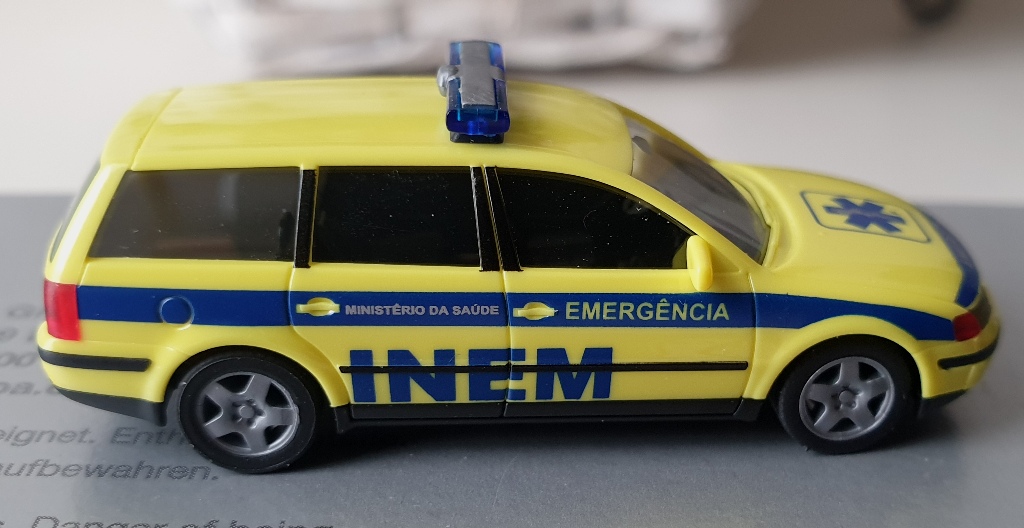 VW PASSAT Variant Kombi EMERGÊNCIA MINISTÊRIO DA SAÛDE  
Herpa SONDERMODELL 
INEM ist die Abkürzung für Instituto nacional de emergencia medica in Portugal .

