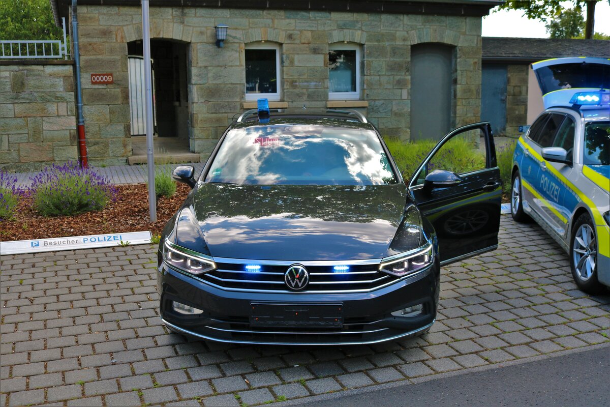 VW Passat Zivilfahrzeug am 11.06.22 in Wiesbaden beim der offenen Tür der Polizei