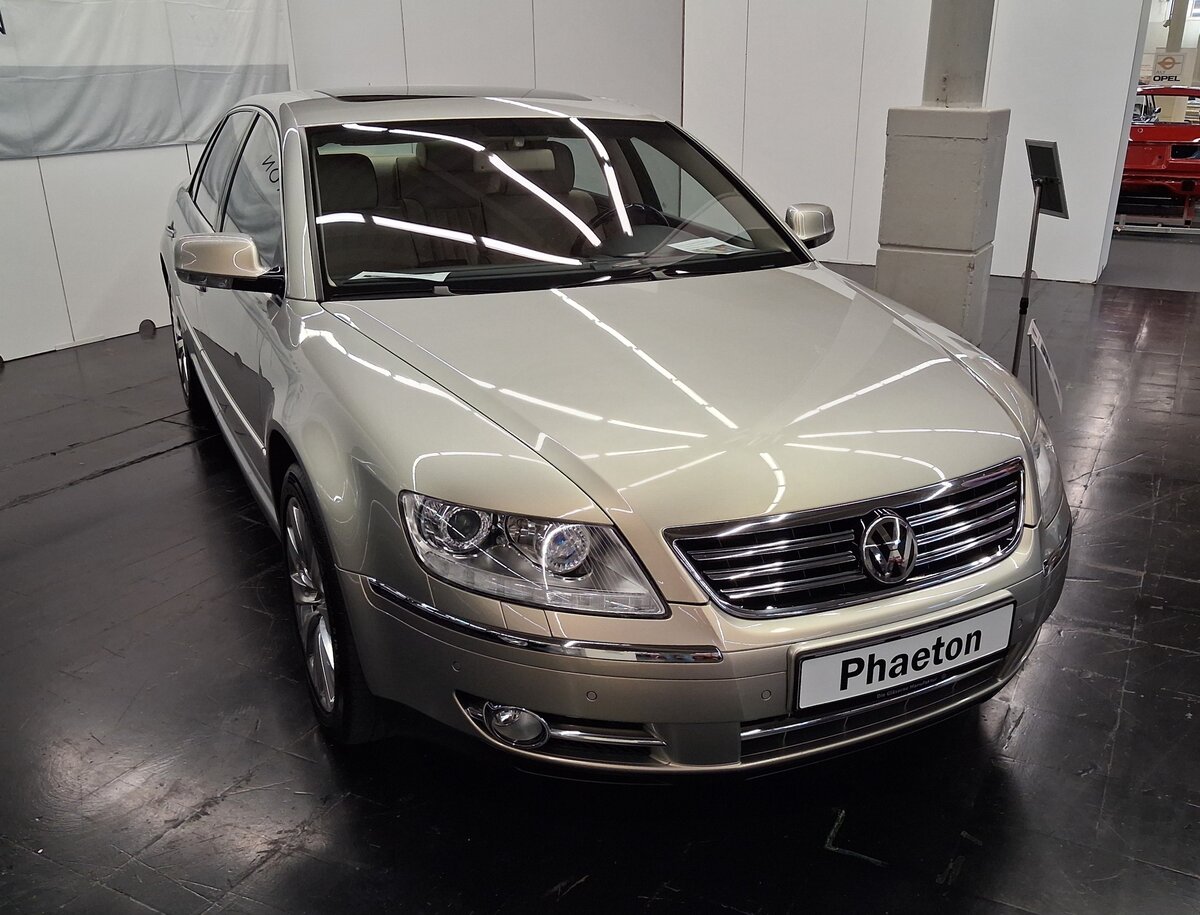 VW Phaeton aus dem Jahr 2009. Genau dieser  Phaeton  im Farbton papillon silver heliochrome war das Ausstellungsfahrzeug zur Vorstellung des Modelles mit dem neu entwickelten Dieselmotor auf dem Genfer Automobil Salon im M�rz 2009. Selbst der damalige Gourverneur von Kalifornien, ein gewisser Arnold Schwarzenegger, lie� sich auf der Messe hinter dem Lenkrad dieses Autos nieder und lie� sich die Vorz�ge des neuen Dieselmotors von einem Vorstandsmitglied der VW AG erkl�ren. Gefertigt wurde die Phaeton-Modelle seit 2001 zu gro�en Teilen in Handarbeit, in der eigens daf�r errichteten  Gl�sernen Manufaktur  in Dresden. Der V6-Dieselmotor hat einen Hubraum von 2967 cm� und leistet, je nach Auslieferungsland, zwischen 233 PS und 240 PS. Techno Classica Salon in Dortmund am 25.09.2026.