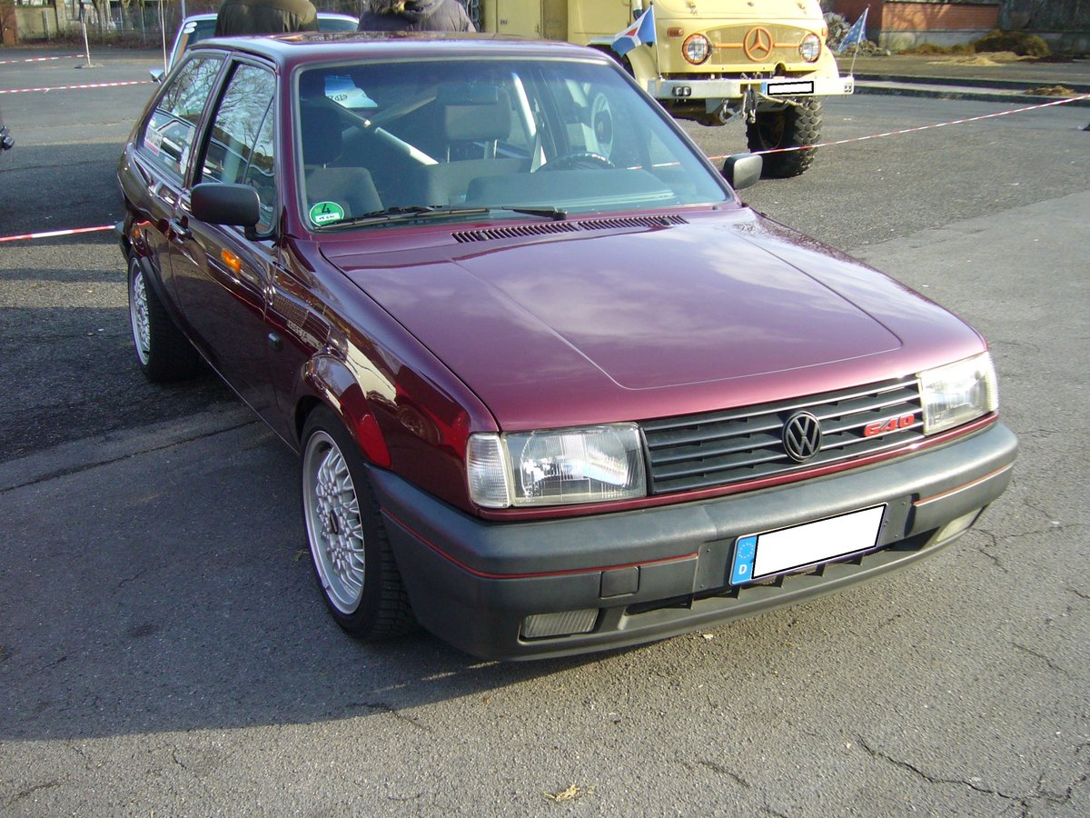 VW Polo G40 Coupe aus dem Jahr 1991. Im September 1990 startete die gründlich überarbeitete Auflage des VW Polo 86C, das Modell 86C F2. Das Modell war weiterhin als Steilheck- und Coupemodell lieferbar. Sportliches Topmodell dieser Baureihe war das abgelichtete G40 Coupe, dass mit einem Kaufpreis von DM 25.500,00 rund DM 10.000,00 teurer war, als das Einstiegsmodell. Der Vierzylinderreihenmotor mit Benzineinspritzung und einem G-Lader hat einen Hubraum von 1272 cm³ und leistet 113 PS. Die Höchstgeschwindigkeit gaben die Wolfsburger damals mit 196 km/h an. Oldtimertreffen an Mo´s Bikertreff in Krefeld am 26.01.2020.