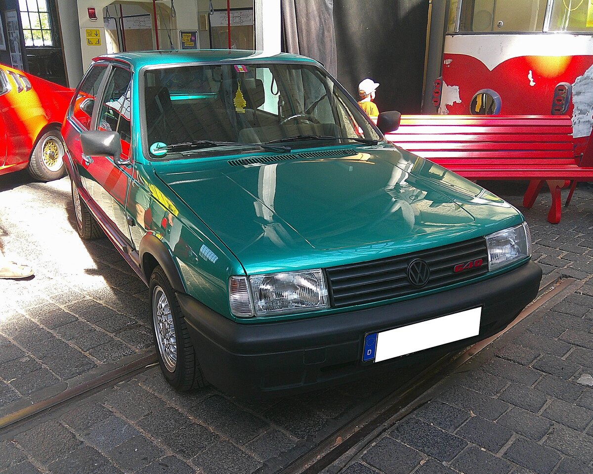 VW Polo G40 Coupe. Im September 1990 startete die gr�ndlich �berarbeitete Auflage des VW Polo 86C, das Modell 86C F2. Das Modell war weiterhin als Steilheck- und Coupe-Modell lieferbar. Sportliches Topmodell dieser Baureihe war das abgelichtete G40 Coupe, dass mit einem Kaufpreis von DM 25.500,00 rund DM 10.000,00 teurer war, als das Einstiegsmodell. Der Vierzylinderreihenmotor mit Benzineinspritzung und einem G-Lader hat einen Hubraum von 1272 cm� und leistet 113 PS. Die H�chstgeschwindigkeit gaben die Wolfsburger damals mit 196 km/h an. 18. Oldtimerfestival an der  Alten Dreherei  in M�lheim an der Ruhr am 20.06.2026.