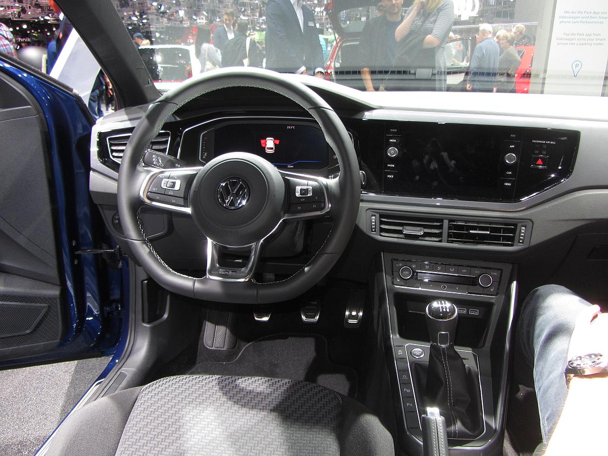VW Polo Mk6 Interieur. Sitzprobe auf der IAA 2017 Frankfurt Motor Show (September 2017).