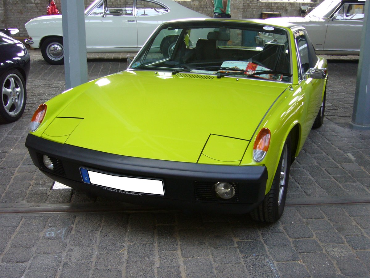 VW-Porsche 914.4 2.0, gebaut von 1972 bis 1975. Der  Volksporsche  wurde bereits 1969 vorgestellt. Der Mittelmotor  Targa  war während seiner siebenjährigen Produktionszeit mit etlichen Motorisierungen lieferbar. Hier wurde eine 914.4 mit der stärksten Motorisierung aus den letzten Baujahren abgelichtet. Der Vierzylinderboxermotor leistet 100 PS aus einem Hubraum von 1971 cm³. Die Höchstgeschwindigkeit liegt bei 192 km/h. Oldtimertreffen an der  Alten Dreherei  in Mülheim an der Ruhr am 15.06.2019.