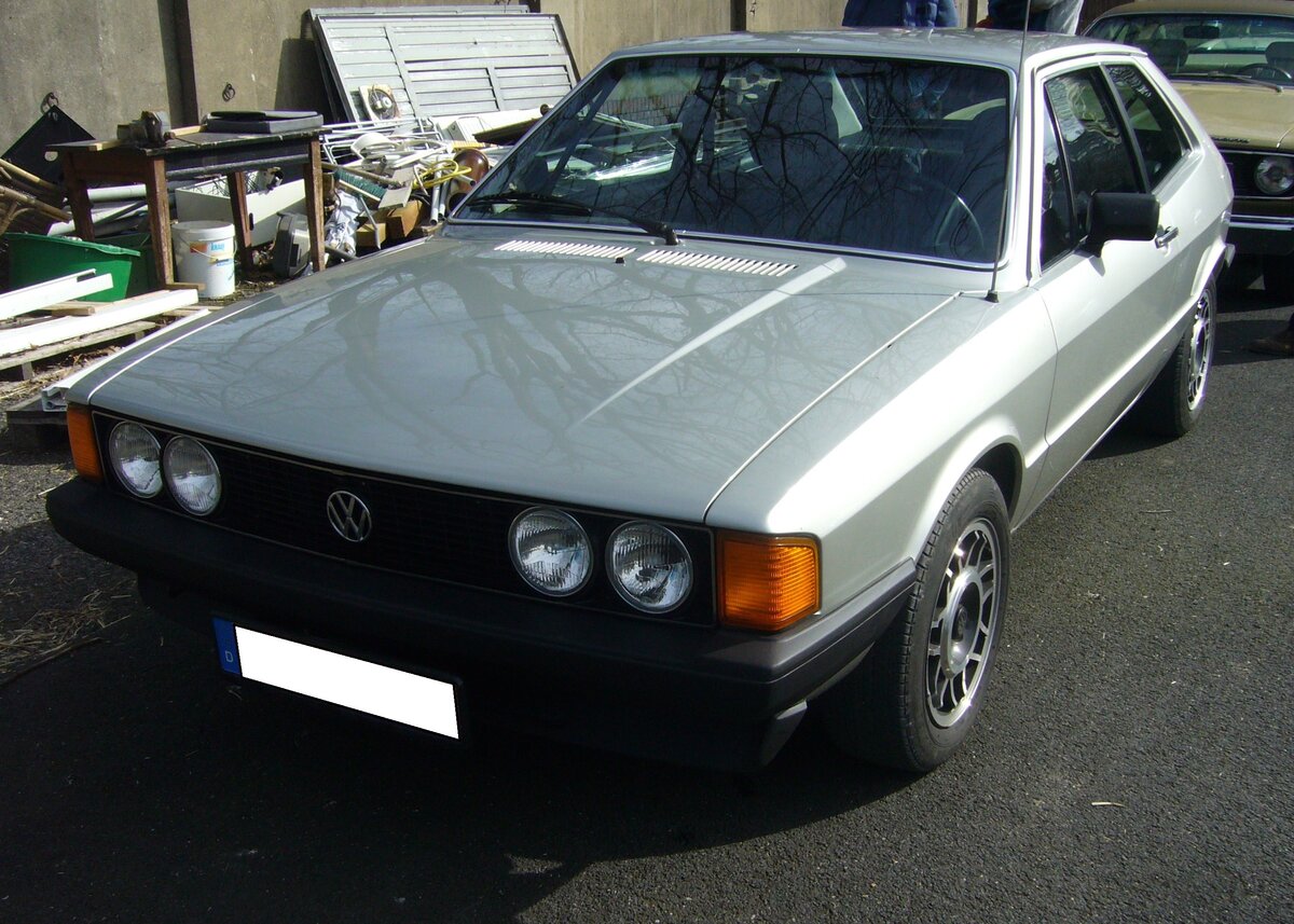 VW Scirocco 1 MK2 GTI im Farbton diamantsilber. Ein VW Typ 53, uns besser bekannt als Scirocco, wie er in den Jahren von 1974 bis 1981 gebaut wurde. Der Scirocco war nichts anderes, als die Coupeversion des einige Wochen später vorgestellten Golf 1. Das Design, des bei Karmann in Osnabrück produzierten Scirocco 1, stammte von Giugiaro. Der gezeigte Wagen trägt schon die Front der Facelift-Modelle ab 1977. Serienmäßig hat der GTI einen Vierzylinderreihenmotor mit einem Hubraum von 1588 cm³ und leistet 110 PS. Oldtimertreffen an Mo´s Bikertreff in Krefeld am 10.03.2024.
