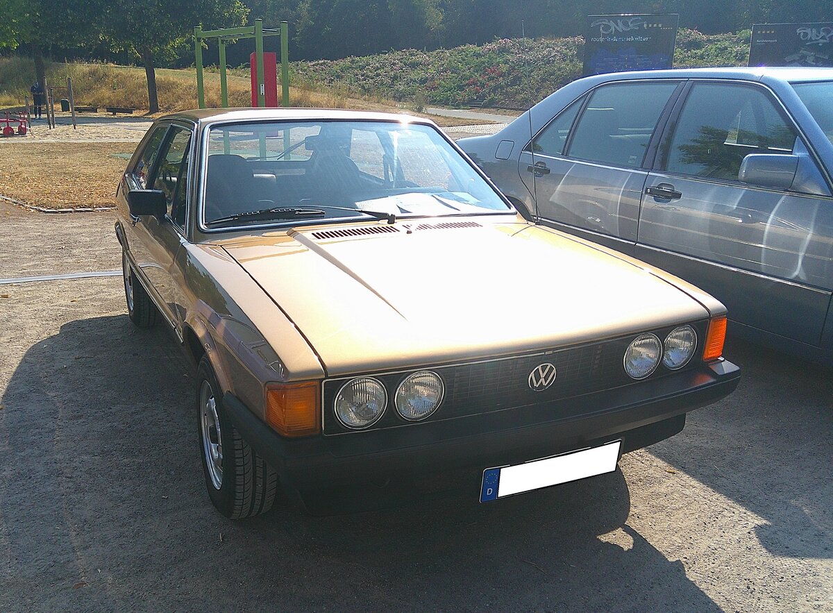 VW Scirocco 1 MK2, wie er von 1974 bis 1980 mit einigen Facelifts bei Karmann montiert wurde. Der abgelichtete Scirocco hat die recht  sportliche  GT-Ausstattung und ist im Farbton sandmetallic lackiert. Das gezeigte Modell geh�rt zur zweiten Serie, dieses ist an den Kunststoff-Sto�stangen und den herum gezogenen, vorderen, Blinkern erkennbar. Ein solcher, Scirocco stand mit einem Kaufpreis von DM 15.520,00 in den Preislisten der VW-H�ndler. Der quer eingebaute Vierzylinderreihenmotor hat einen Hubraum von 1588 cm� und leistet 85 PS. Die H�chstgeschwindigkeit gab Volkswagen mit 172 km/h an. Der gezeigte Scirocco wurde urspr�nglich nach S�dfrankreich ausgeliefert und fand dann irgendwann den Weg zur�ck nach Deutschland. Oldtimertreffen Nordstern Klassik in Gelsenkirchen am 16.08.2026.