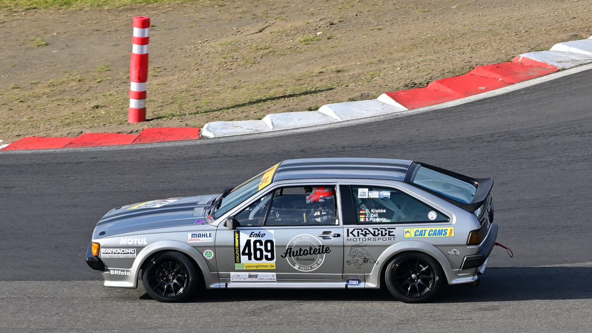  VW Scirocco, Youngtimer Trophy - Grid 1, auch nach 30 Jahren ist die Faszination und  Leidenschaft f�r die Youngtimer Trophy sehr gro�. Gestartet wir normalerweise in 2 Grupp3n Rennen Grid 1 & Grid 2 .  Die Fans erleben hier eine einmalige Bandbreite des Motorsports der 70er und 80er Jahre.
https://www.youngtimertrophy.de/
Aufnahmen vom: N�rburgring Classic am 13.06.2026, aus den Zuschauer Bereichen.