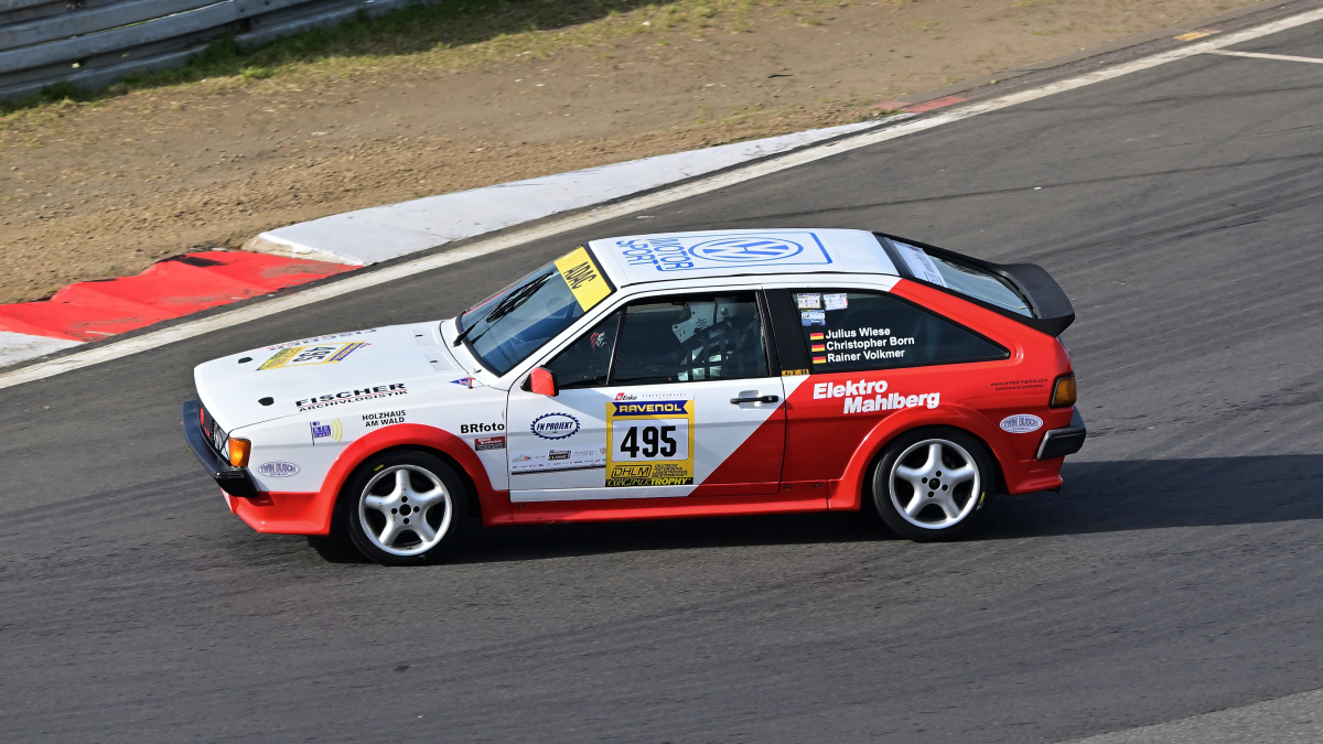  VW Scirocco, Youngtimer Trophy - Grid 1, auch nach 30 Jahren ist die Faszination und  Leidenschaft f�r die Youngtimer Trophy sehr gro�. Gestartet wir normalerweise in 2 Grupp3n Rennen Grid 1 & Grid 2 .  Die Fans erleben hier eine einmalige Bandbreite des Motorsports der 70er und 80er Jahre.
https://www.youngtimertrophy.de/
Aufnahmen vom: N�rburgring Classic am 13.06.2026, aus den Zuschauer Bereichen.