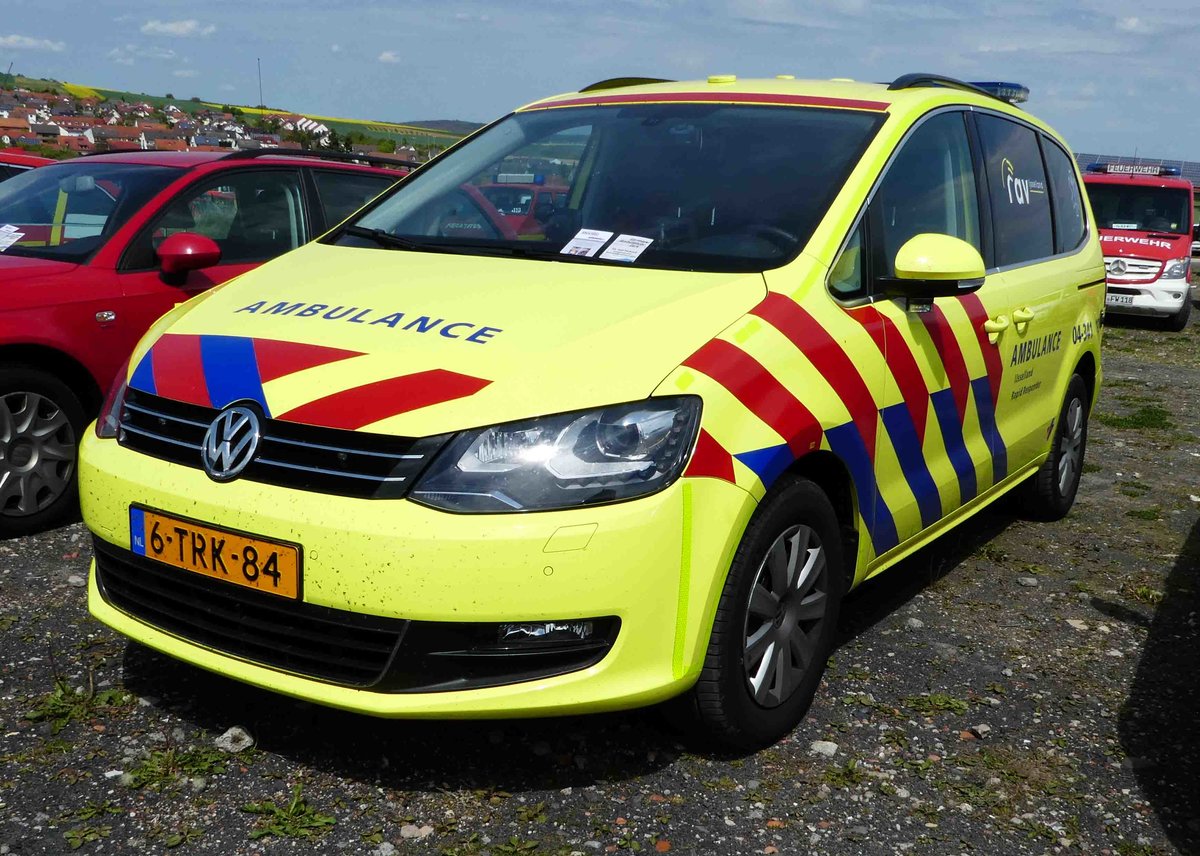 =VW Sharan von  rav-ambulance  aus den Niederlanden, gesehen auf dem Parkplatz der RettMobil 2017 in Fulda - Mai 2017