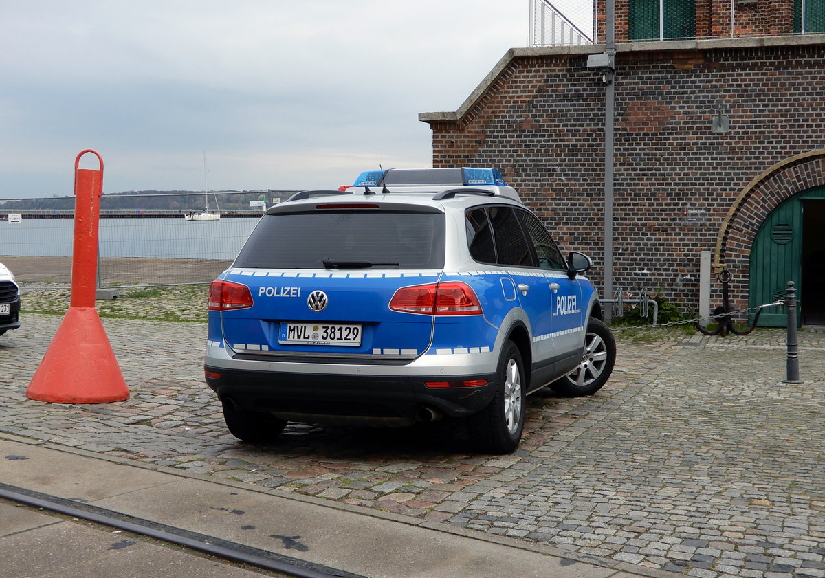 VW Streifenwagen der Landespolizei Mecklenburg-Vorpommern am 25.10.19 in Stralsund