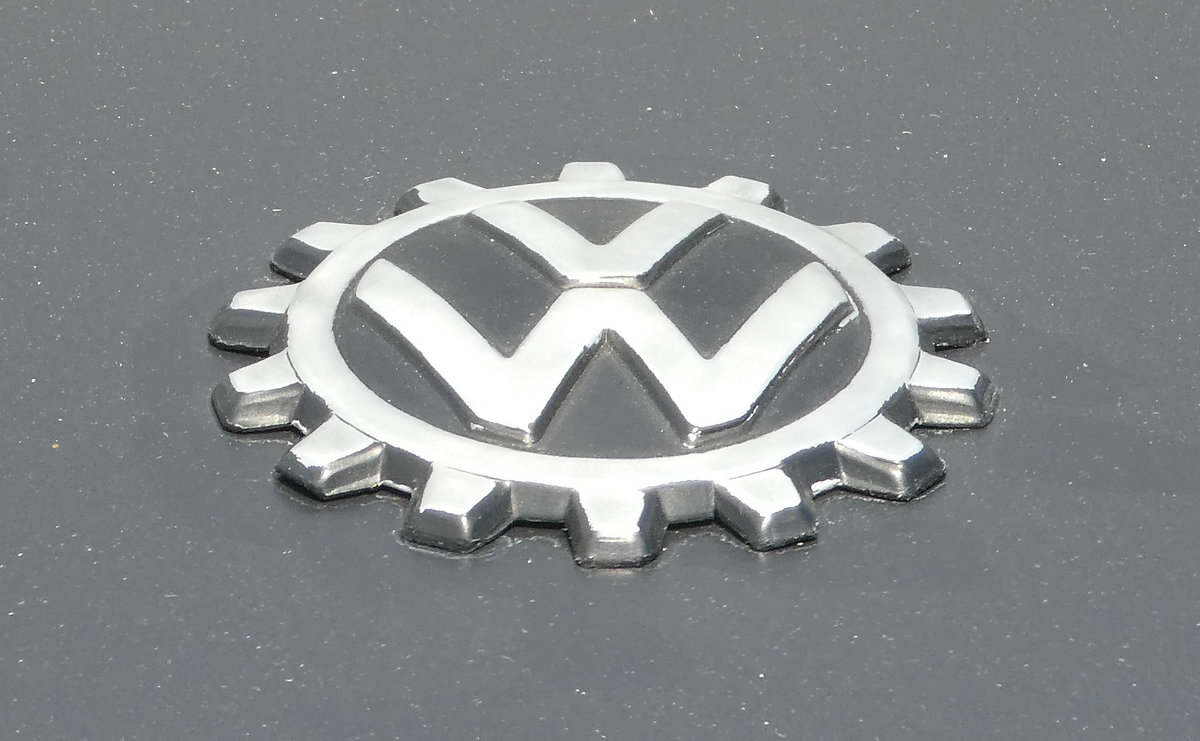 =VW-Symbol von einem ausgestellten Käfer, gesehen auf dem Ausstellungsgelände in Bad Camberg anl. LOTTERMANN-Bullitreffen im Juni 2019.