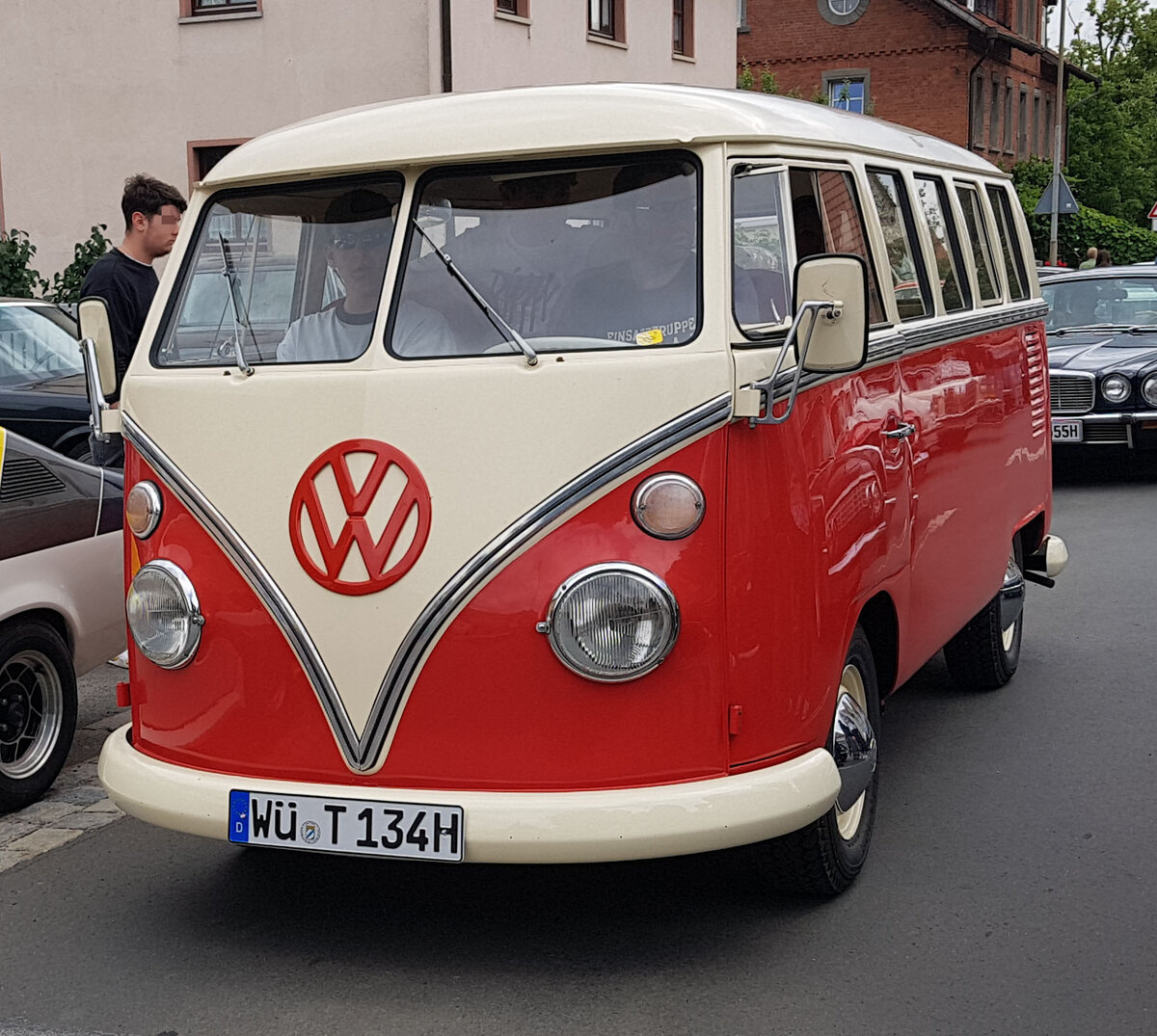=VW T 1 rollt durch die Stadt bei den Fladungen Classics 2023 im Juli 23