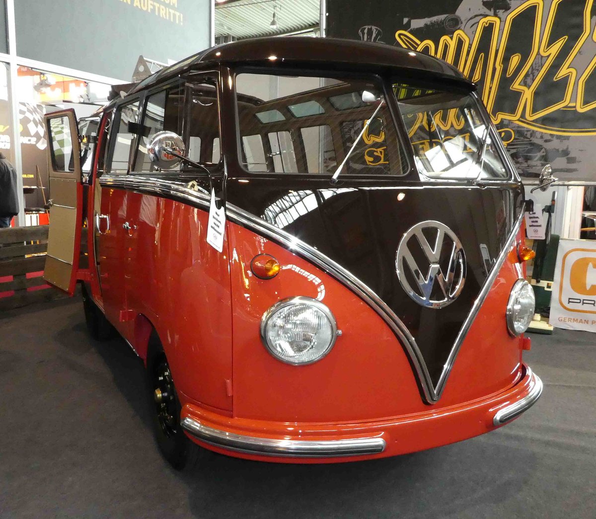 =VW T 1 Samba, gesehen bei den Retro Classics in Stuttgart, 03-2019